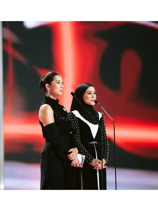 6 Potret Jennifer Bachdim dan Lesti Kejora Baca Pemenang di Acara Award, Kompak