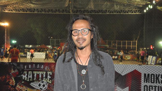 Musisi Indonesia, Ipang Lazuardy, saat menjadi bintang tamu di final area Jakarta Super Soccer Futsal Battle 2018 di Lapangan Blok S, Jakarta Selatan, Minggu (16/9/2018). (istimewa)