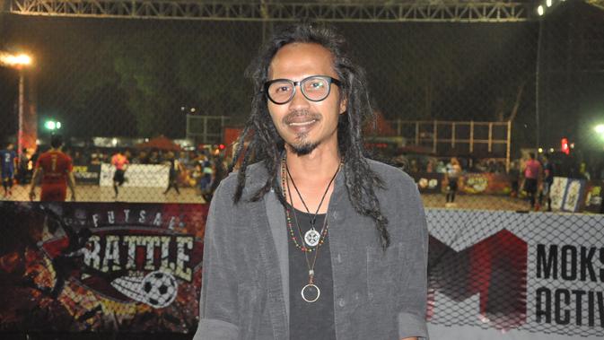 Musisi Indonesia, Ipang Lazuardy, saat menjadi bintang tamu di final area Jakarta Super Soccer Futsal Battle 2018 di Lapangan Blok S, Jakarta Selatan, Minggu (16/9/2018). (istimewa)