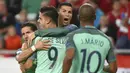 Striker Portugal, Cristiano Ronaldo, merayakan gol yang dicetak oleh Andre Silva, ke gawang Hongaria pada laga Kualifikasi Piala Dunia 2018 di Stadion Groupama, Minggu (3/9/2017). Portugal menang 1-0 atas Hongaria. (AP/Tamas Kovacs)
