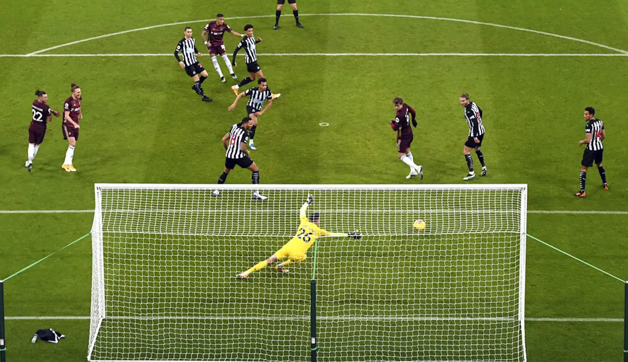 Pemain Leeds United Raphinha (kiri atas) mencetak gol ke gawang Newcastle United pada pertandingan Liga Inggris di St. James Park, Newcastle, Inggris, Selasa (26/1/2021). Newcastle United menang 2-1 atas Leeds United. (Stu Forster/Pool via AP)