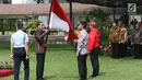Presiden Joko Widodo memberikan bendera merah putih kepada Ketum INAPGOC 2018 Raja Sapta Oktohari saat pelepasan kontingen atlet dan official Indonesia Asian Para Games 2018 di Halaman Istana Negara, Jakarta, Selasa (2/10). (Liputan6.com/Angga Yuniar)