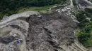 Beberapa foto yang diambil dari udara memperlihatkan bangunan yang hancur setelah tertimpa tumpukan sampah. Tampak foto udara yang memperlihatkan pemandangan umum setelah tumpukan sampah besar runtuh di fasilitas pemilahan sampah di Binaliw, Kota Cebu, Filipina, Jumat 9 Januari 2026. (AP Photo/Jacqueline Hernandez)