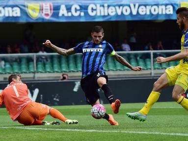 Kapten Inter Milan, Mauro Icardi (tengah) mencetak gol ke gawang Chievo Verona dalam lanjutan Serie A Italia di Stadion Marc Antonio Bentegodi, Verona, Minggu (20/9/2015). (AFP Photo/Giuseppe Cacace)