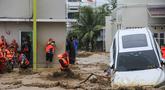 Tim penyelamat memegang tali dalam upaya mengevakuasi kendaraan dan warga yang terjebak banjir di Padang, Provinsi Sumatera Barat pada Kamis 27 November 2025. Badan Penanggulangan Bencana Daerah (BPBD) Kota Padang, Sumatra Barat melaporkan, total 27.433 warga terdampak banjir akibat hujan deras yang mengguyur wilayah tersebut sejak awal pekan lalu. (REZAN SOLEH/AFP)