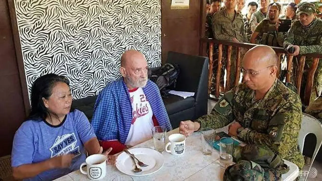 Tentara Filipina membantu menyelamatkan seorang wanita yang ditahan oleh kelompok Abu Sayyaf.