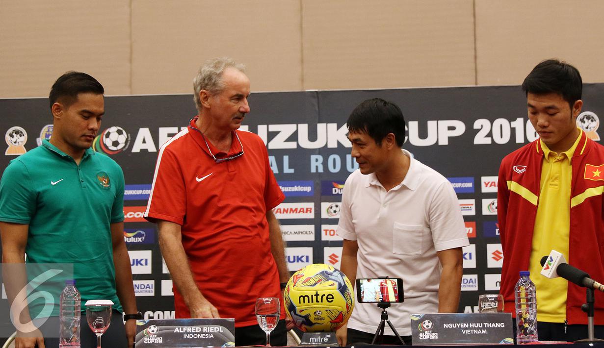 Pelatih Indonesia, Alfred Riedl (kedua kiri) berbincang bersalama pelatih Vietnam, Nguyen Huu Thang usai memberi keterangan jelang laga semifinal leg pertama Piala AFF 2016 di Bogor, Jumat (2/12). (Liputan6.com/Helmi Fithriansyah)