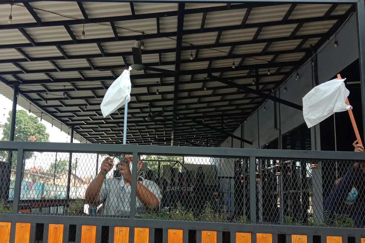 Pengusaha Caffe Kibarkan Bendera Putih Dari Plastik. (Jumat, 30/07/2021). (Liputan6.com/Yandhi Deslatama).
