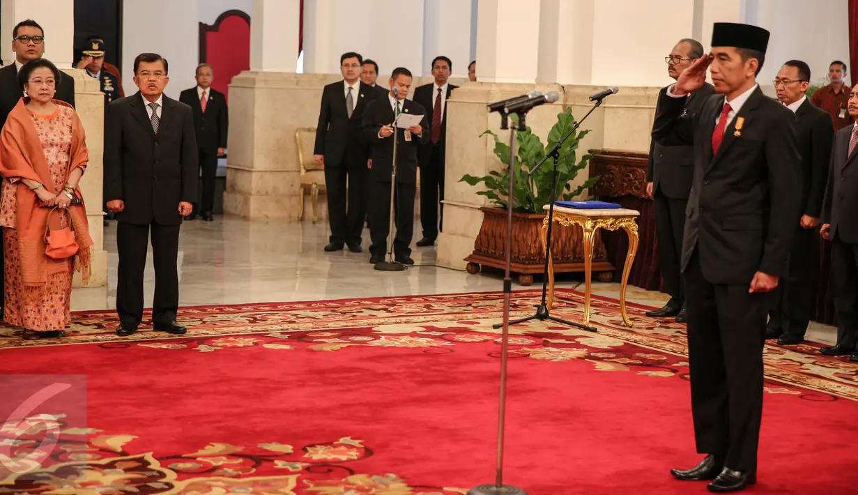 Presiden Jokowi memimpin acara pelantikan Rano Karno sebagai Gubernur Banten di Istana Negara, Jakarta, Rabu (12/8/2015). Rano menggantikan Ratu Atut yang turun sebelum masa jabatannya habis karena dipidana dalam kasus korupsi.(Liputan6.com/Faizal Fanani)