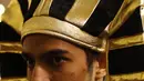 Suporter Mesir memakai hiasan kepala Firaun saat menyambut gelaran Piala Dunia di Jalan Nikolskava, Moskow, Rabu (13/6/2018). Piala Dunia 2018 akan berlangsung pada 14 Juni hingga 15 Juli mendatang. (AP/Rebecca Blackwell)