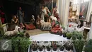 Petugas menata diorama kelahiran Yesus Kristus di Gereja Katedral, Jakarta, Rabu (23/12). Jelang perayaan Natal, Gereja Katedral mulai berhias dengan berbagai ornamen, salah satunya diorama kelahiran Yesus Kristus. (Liputan6.com/Immanuel Antonius)