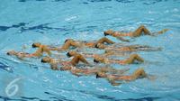 Salah satu aksi tim renang indah Indonesia saat tampil di OCBC Aquatic, Kamis (4/6). Tim renang indah Indonesia berhasil merebut medali perunggu di nomor Team Free Combination SEA Games 2015 Singapura, Kamis (4/6/2015). (Liputan6.com/Helmi Fithriansyah)