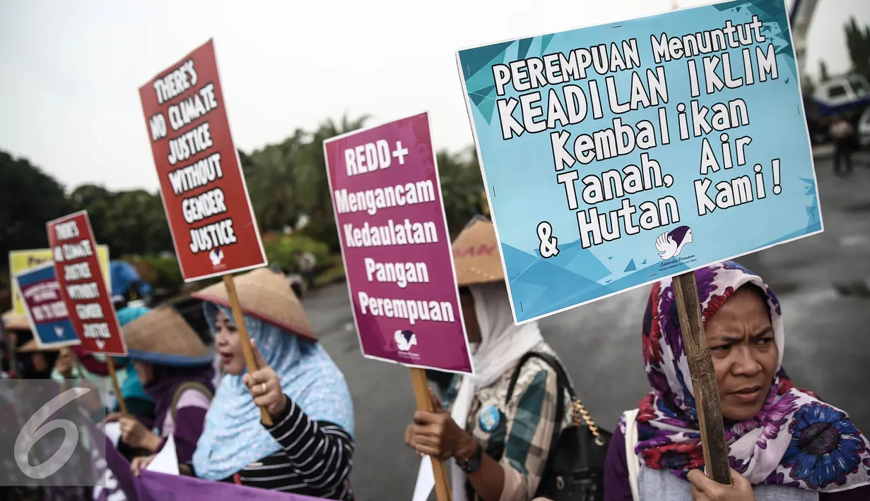 Poster berisi tuntutan keadilan dibawa saat aksi di depan Istana Negara, Jakarta, Selasa (17/5). Sejumlah wanita ini meminta pemerintah tegas dan konsisten dalam langkah mengatasi perubahan iklim. (Liputan6.com/Faizal Fanani)