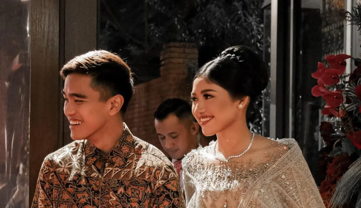 Sementara itu, Kaesang Pangarep tampil formal dengan kemeja batik lengan panjang [@erinagudono]