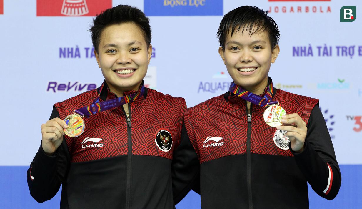 Pasangan Indonesia, Apriyani Rayahu/Siti Fadia, melakukan selebrasi usai menaklukkan wakil Thailand, Benyapa Aimsaard/Nuntakarn Aimsaard, pada laga final cabang olahraga bulutangkis SEA Games 2021 di Bacqiang Gymnasium, Minggu (22/5/2022). Indonesia menang dengan skor 21-17 dan 21-14. (Bola.com/Ikhwan Yanuar)