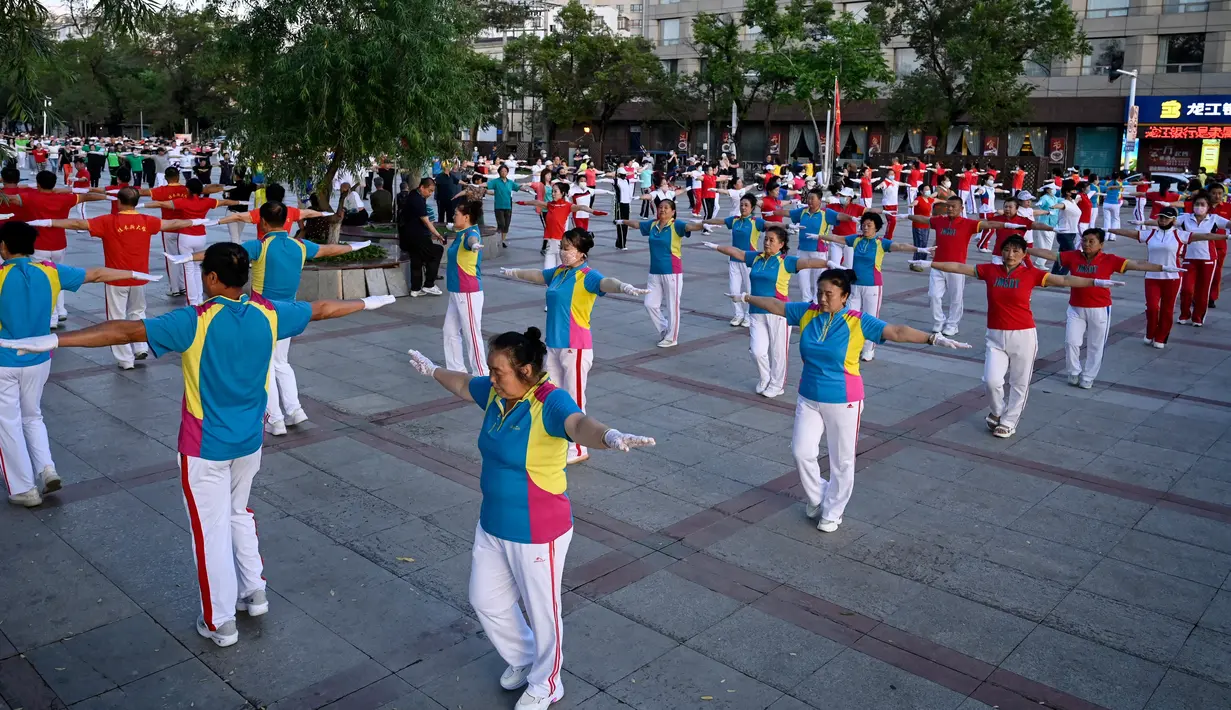Dan salah satu program tari yang paling populer di negara ini dalam beberapa tahun terakhir muncul dari provinsi Heilongjiang yang mulai memudar. (Jade GAO / AFP)