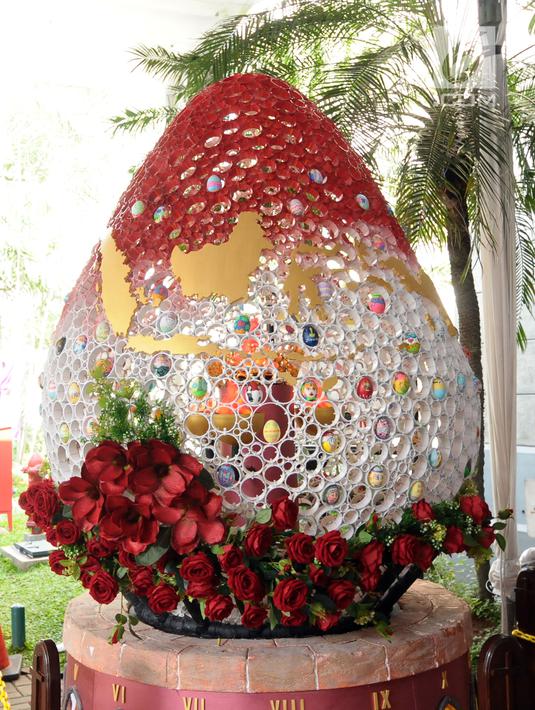 Dekorasi telur paskah raksasa di Gereja Katedral, Jakarta, Minggu (4/1). Hiasan pada telur telur paskah tersebut mewarnai perayaan Paskah di Gereja Katedral. (Liputan6.com/Helmi Fithriansyah)