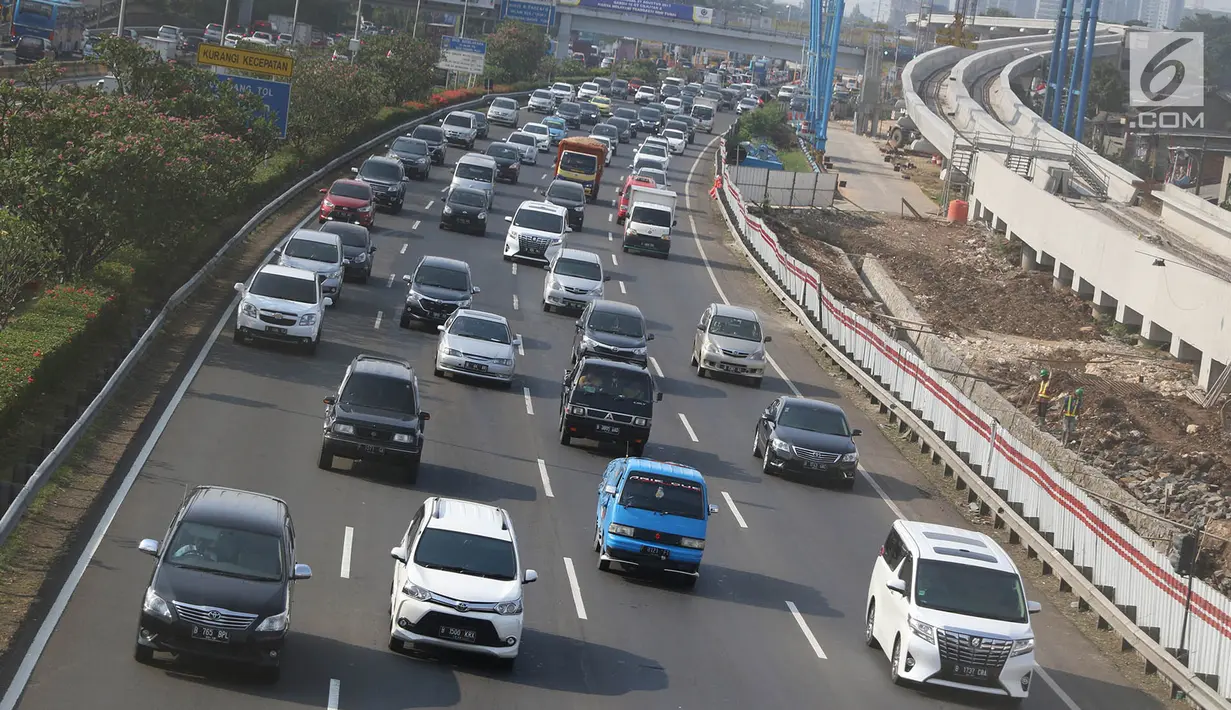 Arus kendaraan yang melaju di ruas Tol Jakarta-Bogor-Ciawi (Jagorawi) di Jakarta, Kamis (7/9). Sistem baru ini mulai dipakai pada 8 September 2017 dan berlaku pada seluruh ruas dari mulai dari Cawang-Ciawi atau sebaliknya. (Liputan6.com/Immanuel Antonius)
