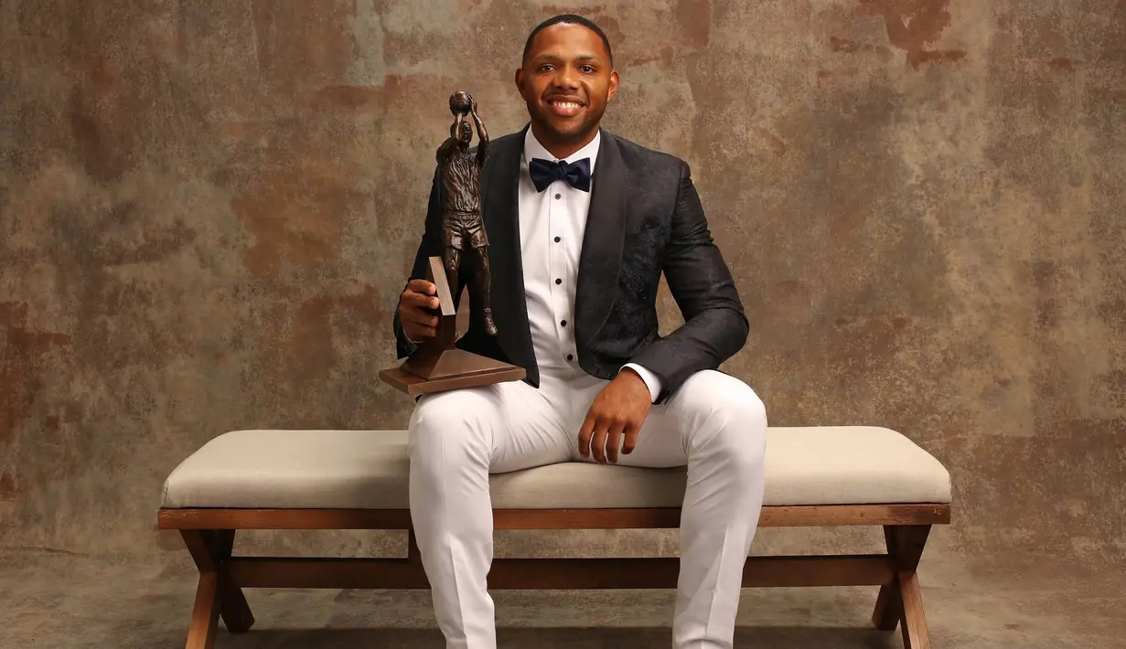 Pebasket Houston Rockets, Eric Gordon, berhasil meraih penghargaan Sixth Man Award pada NBA Awards 2017 di Basketball City, New York, Senin (26/6/2017). (NBAE via Getty Images/Michael J LeBrecht II)