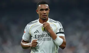 Bek Real Madrid asal Inggris #12, Trent Alexander-Arnold, terlihat dalam pertandingan sepak bola Liga Spanyol antara Real Madrid CF dan CA Osasuna di Stadion Santiago Bernabeu, Madrid, pada Rabu (20-8-2025) dini hari WIB. (Thomas COEX/AFP)