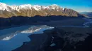 Danau Tasman di dekat Gletser Tasman di Taman Nasional Aoraki/Mount Cook di Pulau Selatan, Selandia Baru pada 13 Juli 2020. Aoraki Mount Cook terdiri dari 19 puncak yang berada di ketinggian setidaknya 3.000 meter di atas permukaan laut, Gletser Tasman, serta banyak danau glasial. (Xinhua/Guo Lei)