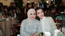 Kemudian, terlihat juga Aurel Hermansyah yang tampil anggun kenakan kebaya berpayet warna hijau tosca dan pashmina warna krem.  [@aaliyah.massaid].