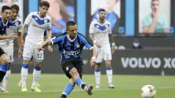 Pemain Inter Milan Alexis Sanchez mencetak gol ke gawang Brescia pada pertandingan Serie A di Stadion San Siro, Milan, Italia, Rabu (1/7/2020). Inter Milan menaklukkan Brescia dengan skor 6-0. (AP Photo/Luca Bruno)