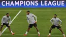 Striker Liverpool, Daniel Sturridge (kiri) bersama bek Joe Gomez (tengah) dan gelandang Georginio Wijnaldum melakukan pemanasan saat latihan jelang menghadapi Sevilla di stadion Ramon Sanchez Pizjuan di Sevilla (20/11). (AFP Photo/Cristina Quicler)