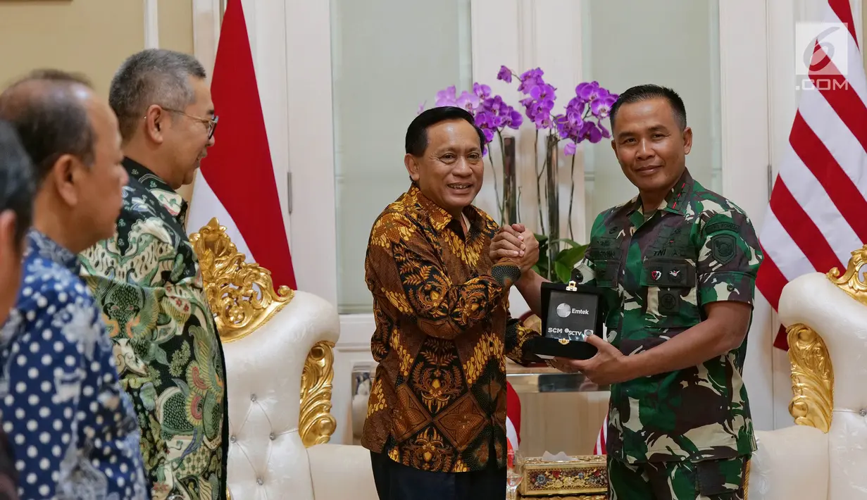Direktur Utama Indosiar Imam Sudjarwo memberikan plakat ke Mayor Jenderal TNI (Mar) Suhartono seusai silaturahmi SCM/Emtek Group Audiensi di Markas Komando Korps Marinir, Jakarta, Kamis (26/9/2019). (Liputan6.com/Herman Zakharia)