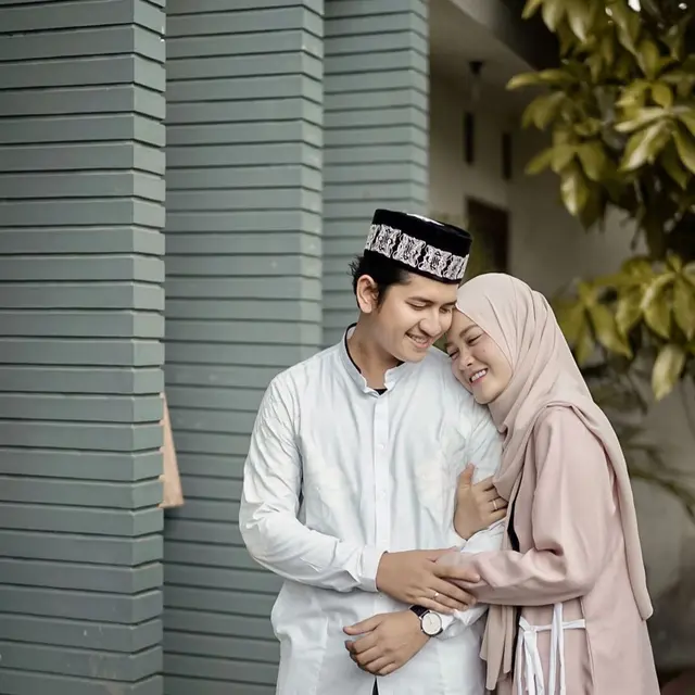 Rumah Tangga Diterpa Masalah, Ini 6 Potret Manis Zikri Daulay dan Henny Rahman
