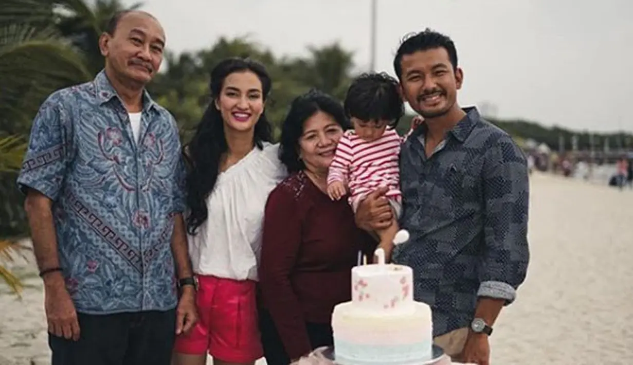 Memang kehadiran Salma seakan melengkapi kebahagiaan rumah tangga yang sudah dibina sejak 2013. Apalagi kelahiran Salma terasa spesial saat pasangan ini menanti kehadiran buah hati selama 3 tahun. (Foto: instagram.com/riodewanto)