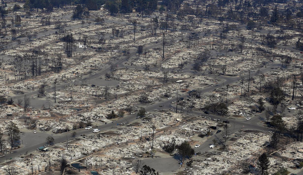 Pemandangan sejumlah rumah yang luluh lantak setelah kebakaran hebat di kawasan penghasil anggur Santa Rosa, California, Rabu (11/10). Kebakaran ini tercatat sebagai kebakaran terdahsyat di California dalam satu dekade terakhir. (AP Photo/Jeff Chiu)