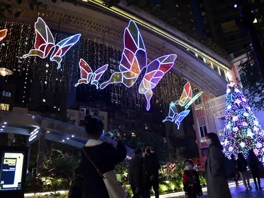 Orang-orang memotret instalasi cahaya di Lee Tung Street di Wan Chai, Hong Kong, China selatan (8/12/2020). Sebuah instalasi cahaya besar yang menggunakan teknologi kecerdasan buatan dengan tema "Kupu-kupu Harapan" diluncurkan di Lee Tung Street, Wan Chai, belum lama ini. (Xinhua/Lo Ping Fai)