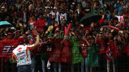 Marc Marquez menyapa fans yang memadati tribun Sirkuit Sentul, Bogor, Minggu (14/2/2016). (Bola.com/Nicklas Hanoatubun)