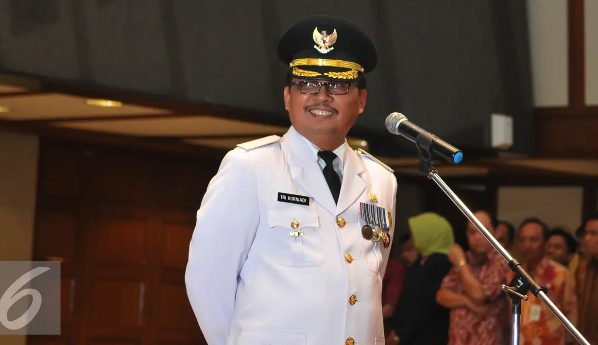 Tri Kurniadi bersiap dilantik menjadi Walikota Jakarta Selatan oleh Gubernur DKI Jakarta Basuki T Purnama di balai kota, Jakarta, Kamis (13/8/2015). Tri resmi menggantikan Syamsuddin Noor yang dipecat. (Liputan6.com/Herman Zakharia)