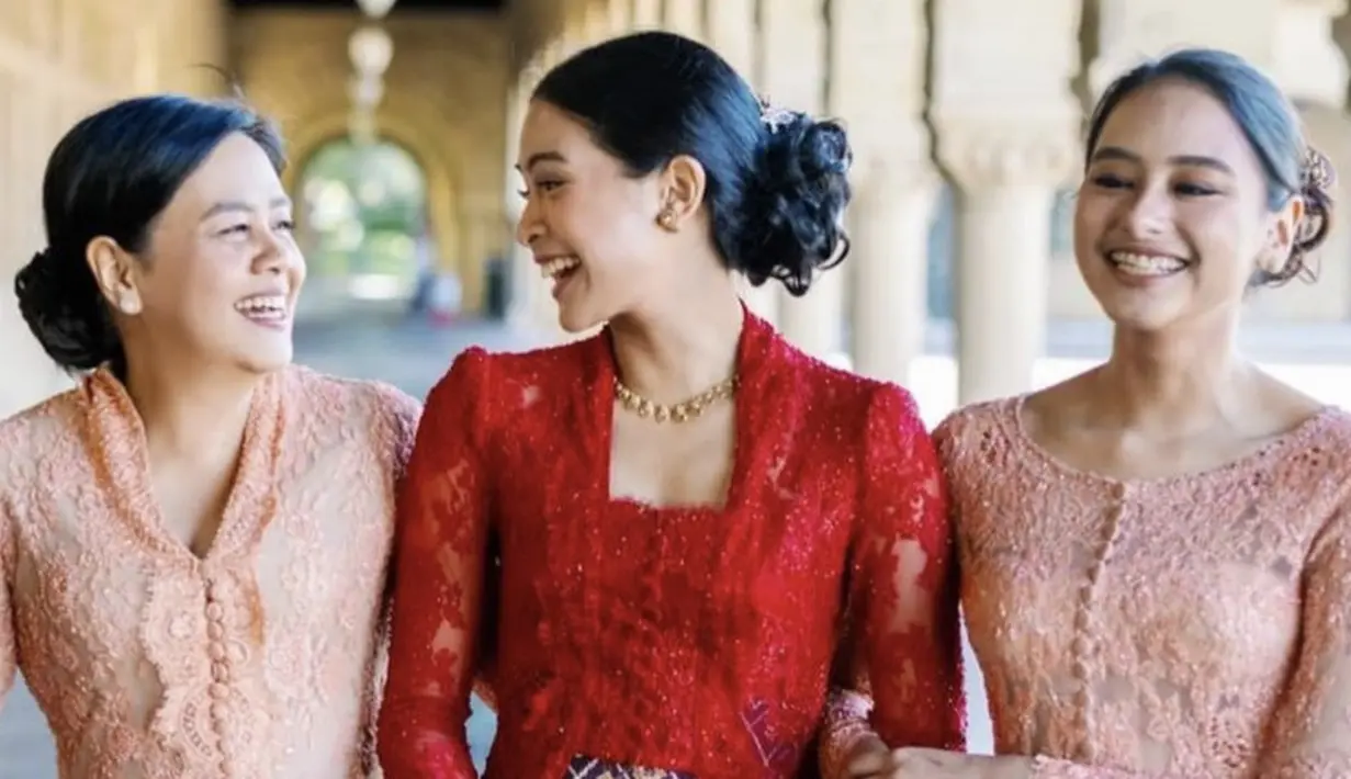 <p>Saat Maudy lulus dari Standford, sang ibunda pun hadir dengan mengenakan kebaya warna peach yang serasi dengan anak keduanya.@muren.s</p>