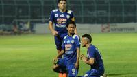 Pemain Arema Indonesia Christian Gonzales merayakan gol bersama rekannya pada semifinal leg pertama Piala Presiden di Stadion Kanjuruhan, Malang, Sabtu (3/10/2015). Arema bermain imbang 1-1 melawan Sriwijaya. (Bola.com/Kevin Setiawan)