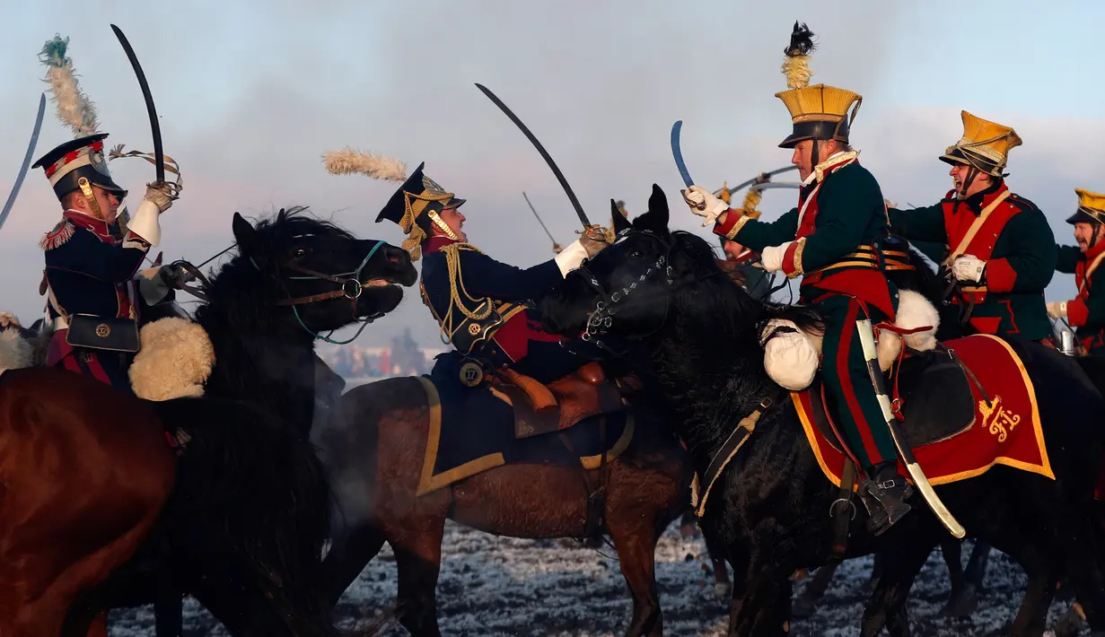 Penggemar sejarah mengenakan kostum menunggang kuda melakukan adegan perang Napoleon yang terkenal di Austerlitz, Republik Ceko (2/12). (AP Photo/Petr David Josek)