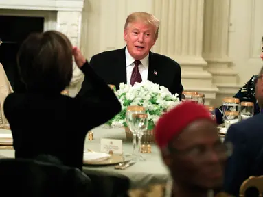 Presiden AS, Donald Trump menggelar acara buka puasa bersama di Ruang Makan Negara di Gedung Putih, Senin (13/5/2019). Buka bersama yang dikemas layaknya jamuan makan malam sesuai tradisi Barat itu mengundang duta besar negara-negara berpenduduk mayoritas muslim. (AP/Manuel Balce Ceneta)