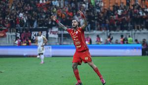 Selebrasi striker Persija Jakarta, Maxwell usai membobol gawang Dewa United dalam laga tunda pekan ke-21 BRI Super League 2025/2026 di Jakarta International Stadium, Minggu (15/3/2026). (Bola.com/M. Iqbal Ichsan)