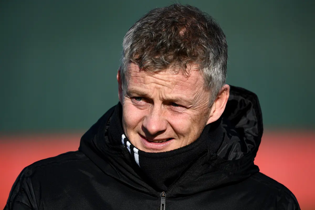 Pelatih Manchester United, Ole Gunnar Solksjaer, bersiap memimpin latihan jelang laga 16 besar Liga Champions. (AFP/Franck Fife)