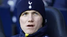 Ekspresi striker Tottenham Hotspur asal Rusia, Roman Pavlyuchenko yang duduk di bench jelang kick-off laga lawan Peterborough United di babak ketiga FA Cup yang digelar di White Hart Lane, 2 Januari 2010. AFP PHOTO / IAN KINGTON