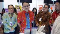 Wakil Menteri Perdagangan Jerry Sambuaga (tengah), melakukan transaksi layanan Quick Response (QR) Antarnegara di booth PT Artajasa Pembayaran Elektronis (Artajasa) saat kunjungan pada Festival Ekonomi Keuangan Digital Indonesia (FEKDI), di Jakarta (08/05/2023). (Liputan6.com)