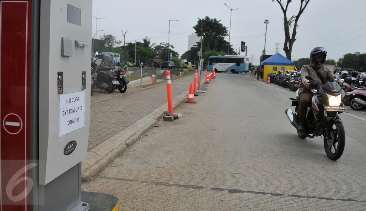 Pengedara motor melintasi Gate parkir akses masuk RPTRA/RTH Kalijodo, Jakarta, Rabu (3/5). Menurut Kepala UP Perparkiran Provinsi DKI Jakarta, gate yang terpasang itu berfungsi dengan baik. (Liputan6.com/Yoppy Renato)