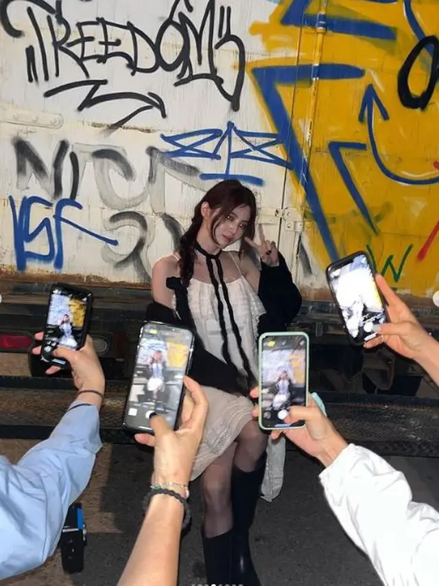6 Potret Han So Hee di Balik Layar Syuting 'Seven' Jungkook BTS