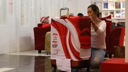 Seorang Official sedang merapikan koper atlet sebelum berangkat ke Olimpiade Rio 2016 di Kantor KOI, Jakarta. Rabu (27/7/2016). (Bola.com/Nicklas Hanoatubun)