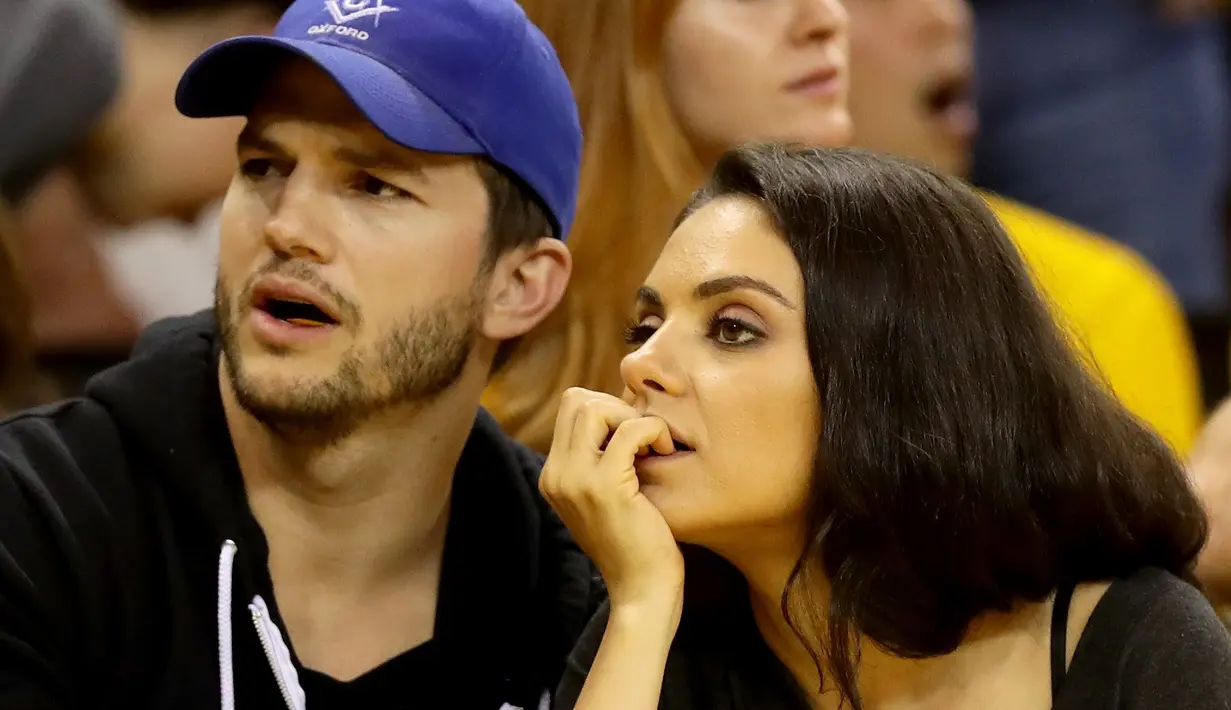 Mila mengu vngkapkan bahwa sang suami adalah sosok yang sangat boros dalam hal apapun. Mila terkadang suka mengingatkan suaminya agar tidak membeli perhiasan yang terlalu banyak untuk dirinya. (AFP/Bintang.com)