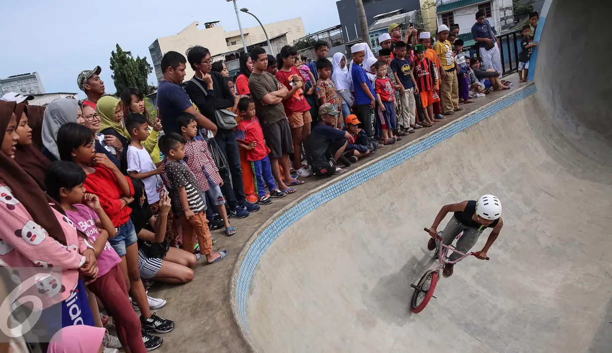 Warga menonton aksi pesepeda BMX di Taman Kalijodo, Jakarta, Minggu (15/01). Proses pembangunannya area taman ini terbilang cukup cepat. (Liputan6.com/Fery Pradolo)