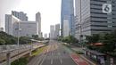 <p>Suasana lengang arus lalu-lintas di Jalan Jenderal Sudirman, Jakarta, Senin (2/5/2022). Hiruk-pikuk kemacetan lalu-lintas di Ibu Kota berubah lengang saat sebagian besar warga mudik ke kampung halaman untuk merayakan Idul Fitri 1443 Hijriah. (merdeka.com/Iqbal S. Nugroho)</p>