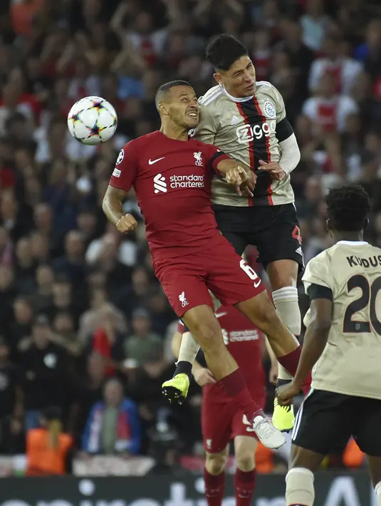 Gelandang Liverpool Thiago dan bek Ajax Amsterdam Edson Alvarez melompat saat berebut bola pada pertandingan kedua Grup A Liga Champions 2022/2023 di Stadion Anfield, Rabu (14/9/2022) dini hari WIB. Liverpool menang susah payah saat menjamu Ajax berkat gol menit akhir bek Joel Matip. (AP Photo/Rui Vieira)